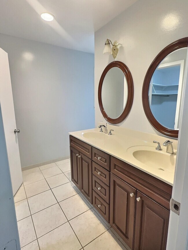 Building Photo - 1562 Holly Hill Dr