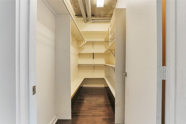 Building Photo - 2000 Bagby St