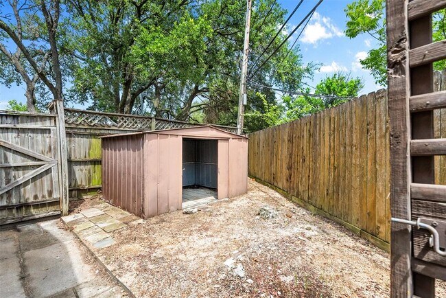Building Photo - 3315 Crestdale Dr