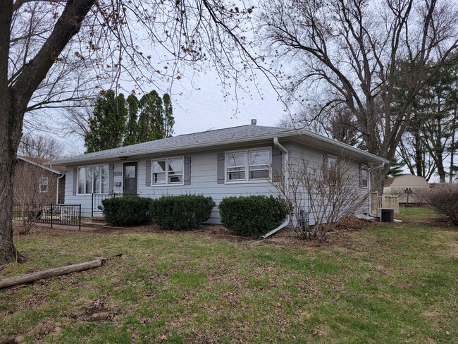 Building Photo - 2316 Royal Dr