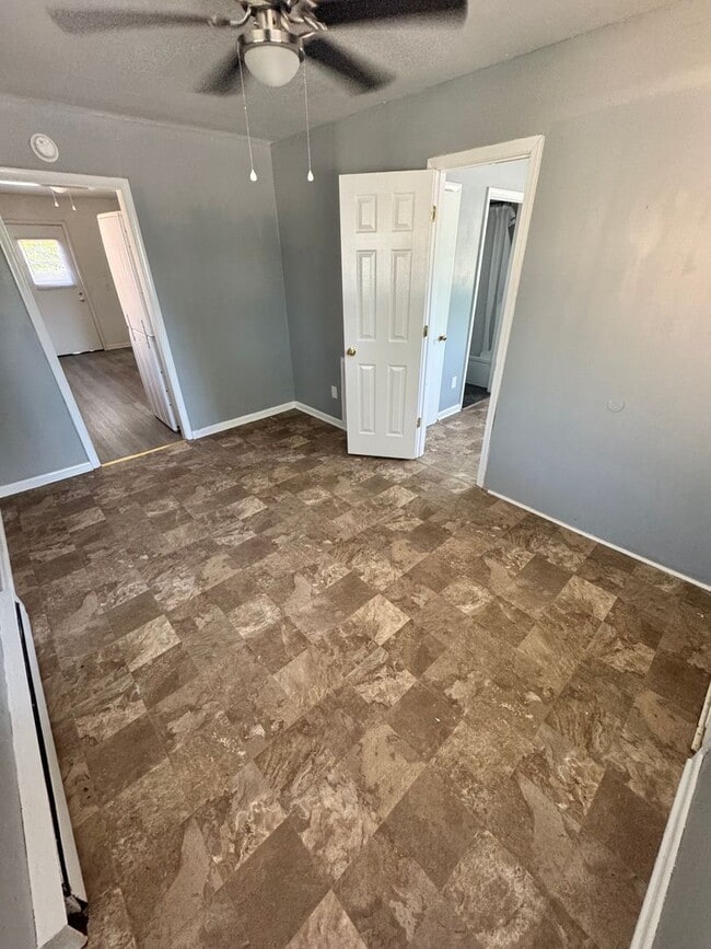 Building Photo - Cozy 3 bed 1.5 bath with Backyard