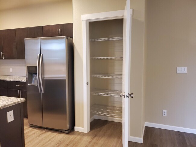 Building Photo - 1502 Onyx St SE