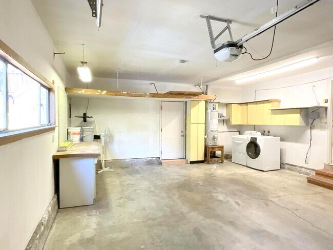 Building Photo - TOP LOCATION & TOP SCHOOLS ! Remodeled SAR...