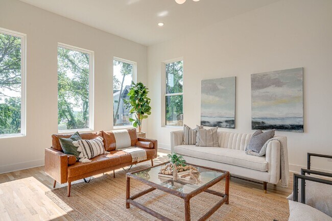 Building Photo - LIKE NEW - Beautiful 4 or 5 BR in Lockelan...