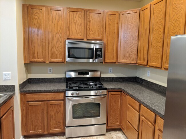 Building Photo - 3 Level townhouse in Frederick available e...