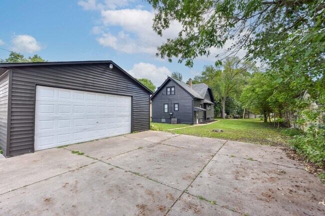 Building Photo - 4831 N 70th St