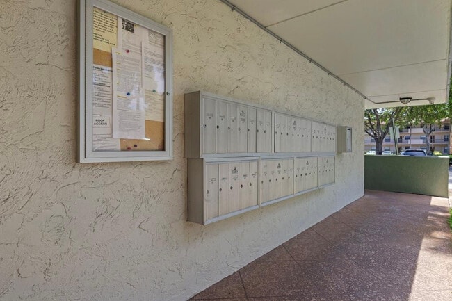 Building Photo - 6075 N Sabal Palm Blvd