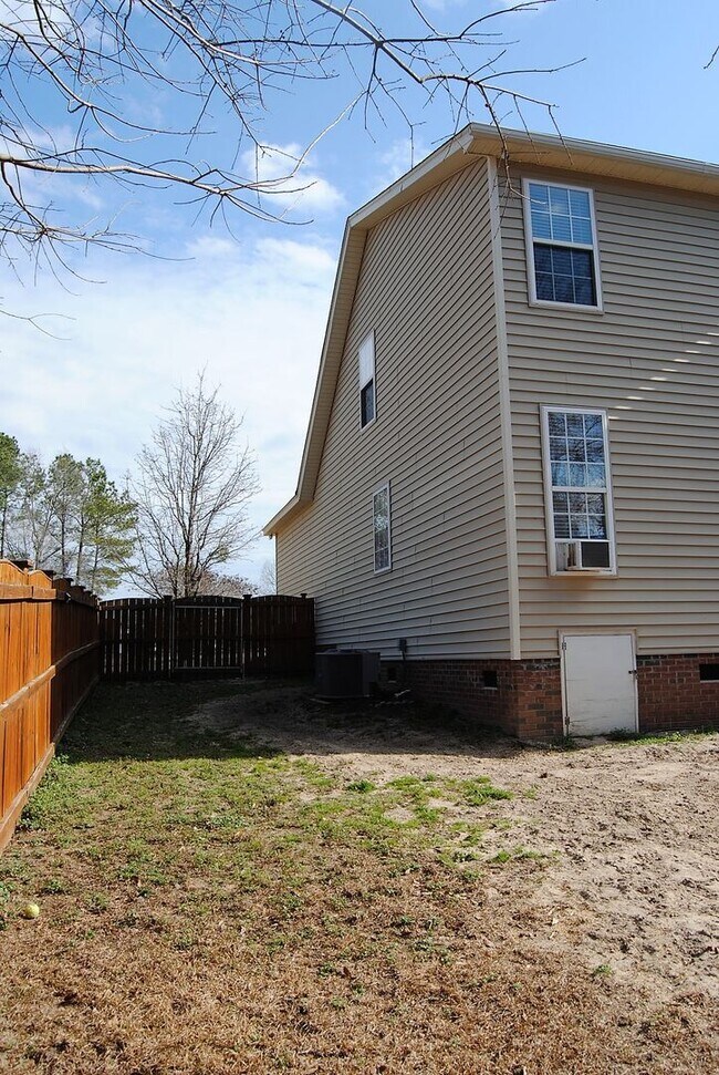 Building Photo - Wonderful Home in the Willow Lakes Community!