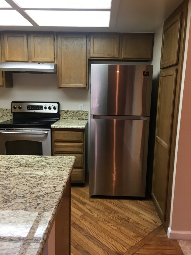 Building Photo - Spacious Townhouse For Rent