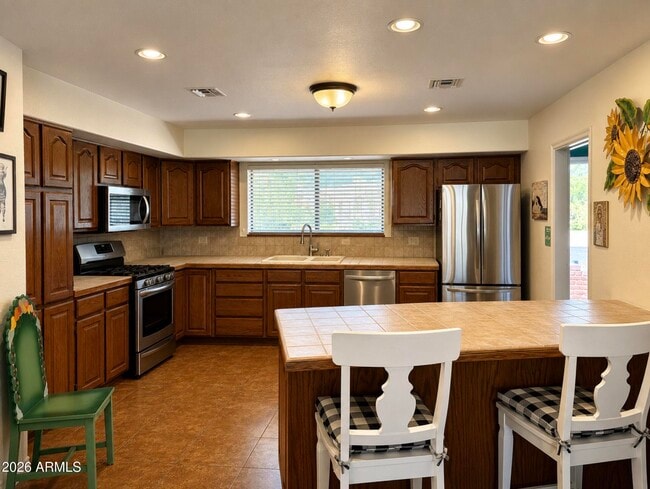 Building Photo - 7026 E Sunnyside Dr