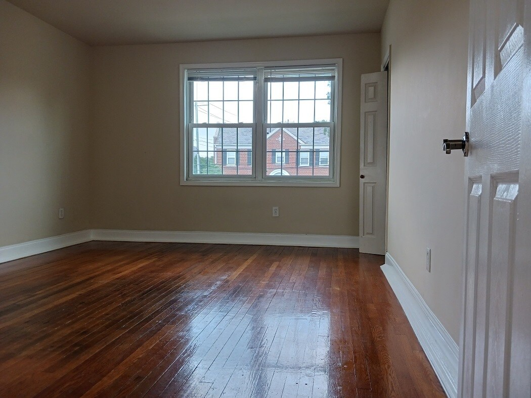 Building Photo - 1309 Bryant St NE