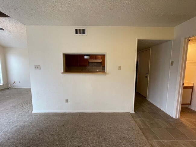 Building Photo - 1218 Royal Crest Dr