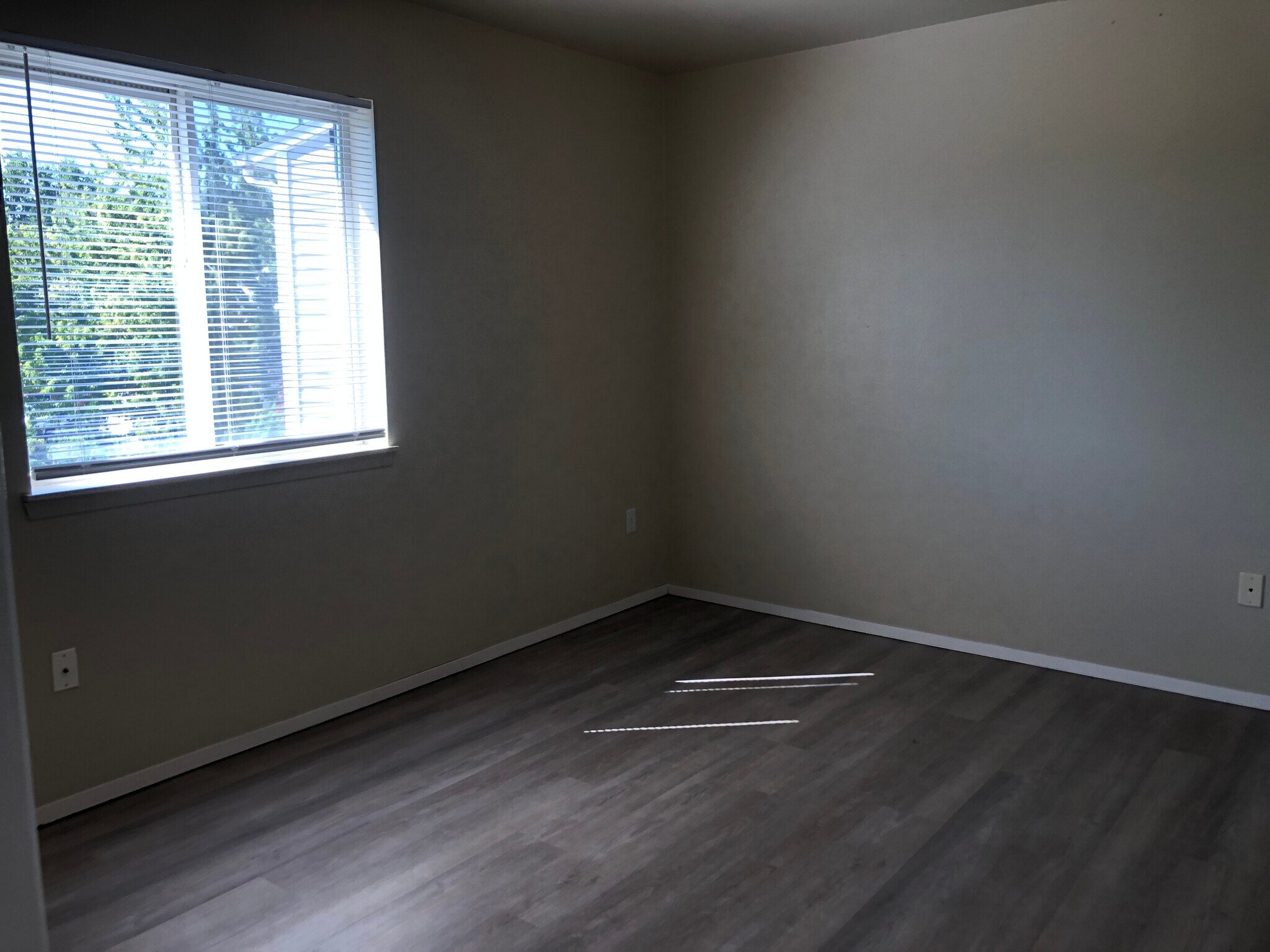 Building Photo - 270 NW Clay Ct