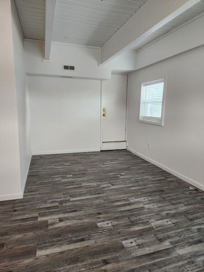 Building Photo - Completely remodeled! Fresh unit!