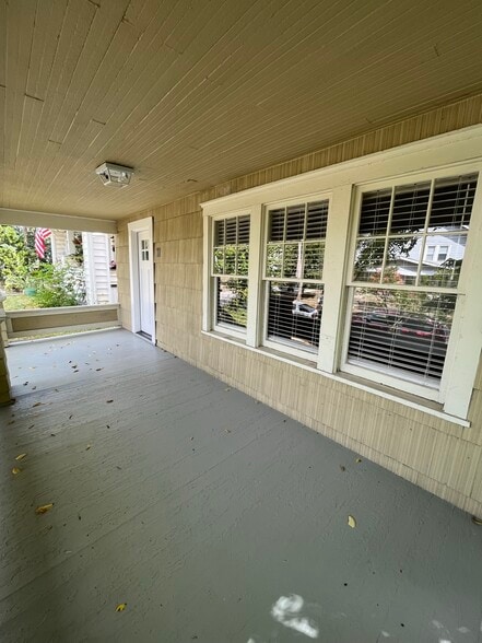 Building Photo - 11 E Kelso Rd