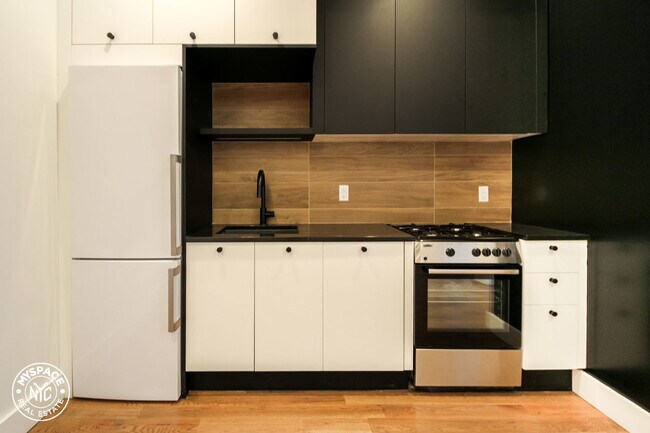 Building Photo - 406 Cornelia St