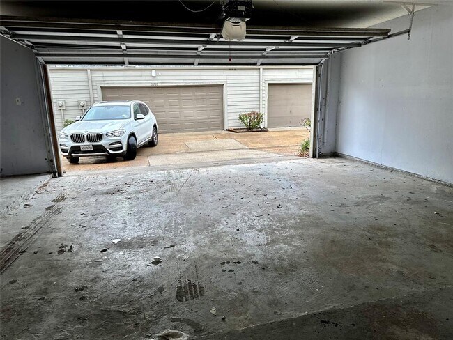 Building Photo - 1605 S Kirkwood Rd