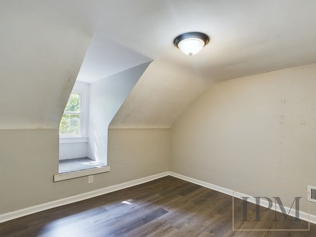 Building Photo - Coming Soon   Spacious 3 bedroom Located i...