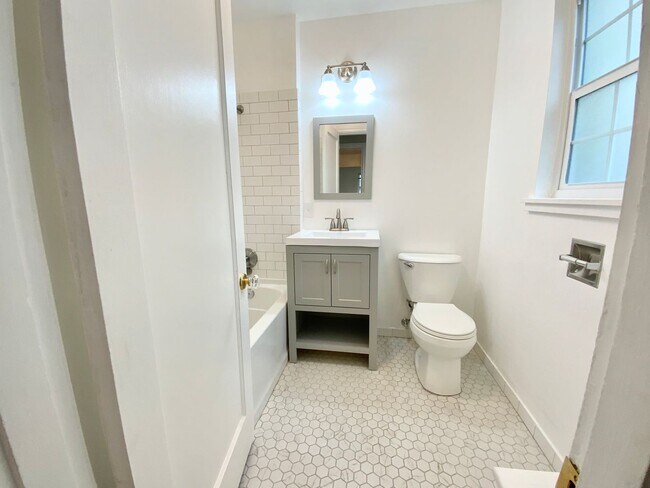 Building Photo - Beautiful Townhouse with Fenced Yard, Gara...