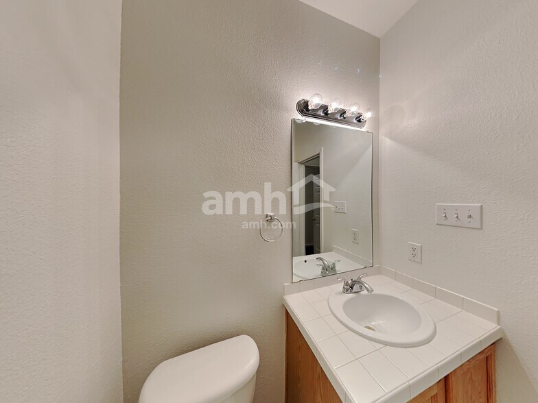 Building Photo - 202 Bob White Dr