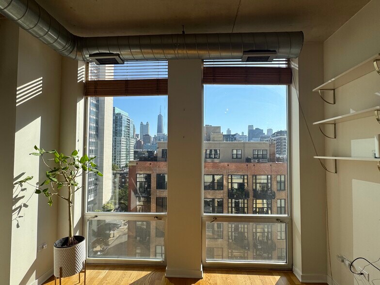 Building Photo - 720 N Larrabee St