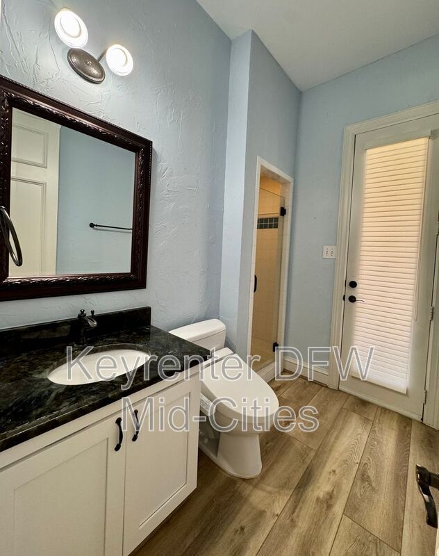Building Photo - 2417 Creekside Cir S