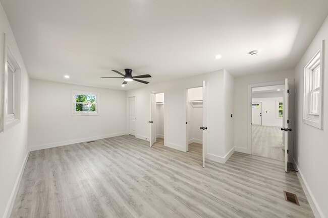 Building Photo - 2624 Woodbine Ave