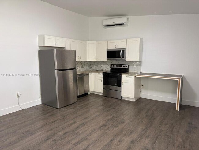 Building Photo - 2 bedroom in Miami Beach FL 33161