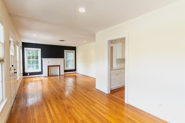 Building Photo - 915 E 38th St