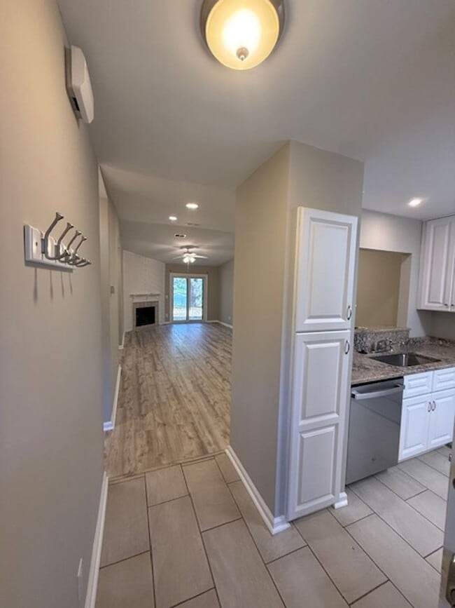 Building Photo - Woodlake Villa 213