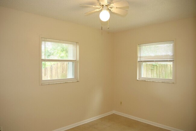 Building Photo - Clean, Bright & Move-In Ready! 3-Bedroom H...