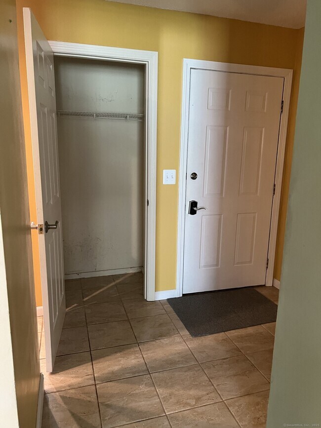 Building Photo - 34 Simsbury Landing