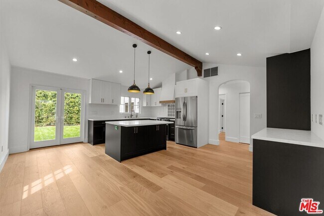 Building Photo - 9005 Rosewood Ave