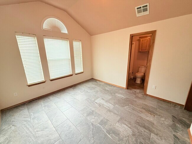 Building Photo - 700 Eastview Dr