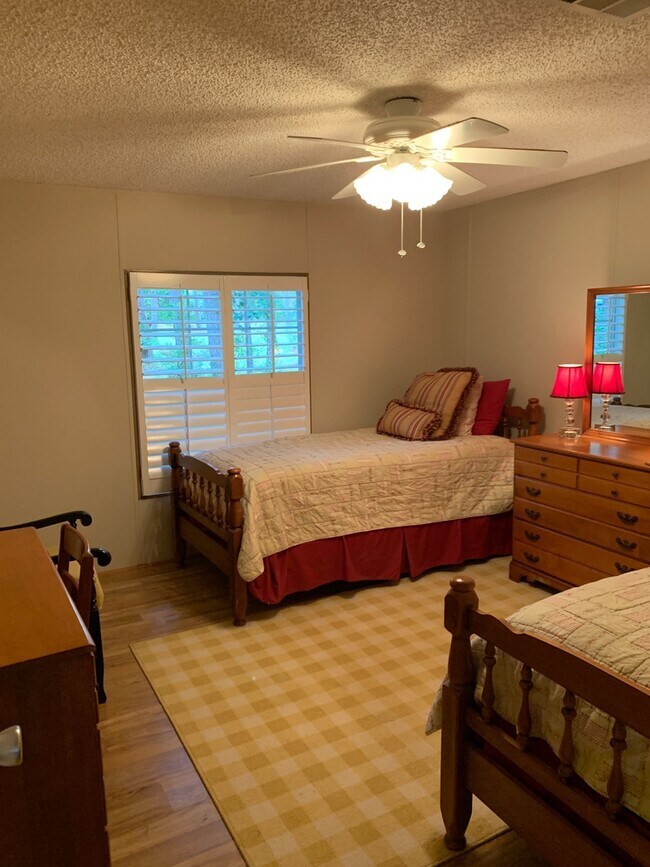 Building Photo - Furnished spacious 3/2.5 home. Corporate a...