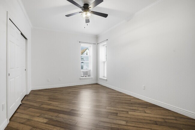 Building Photo - Spacious Two Bedroom in Cap Hill