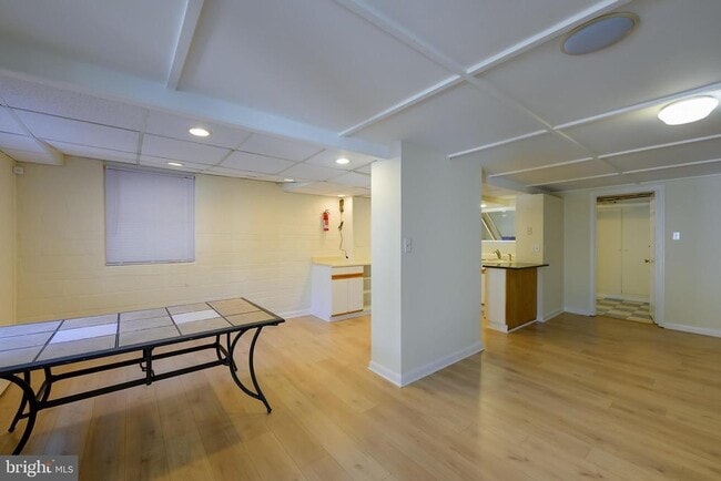 Building Photo - 5717 Chevy Chase Pkwy NW