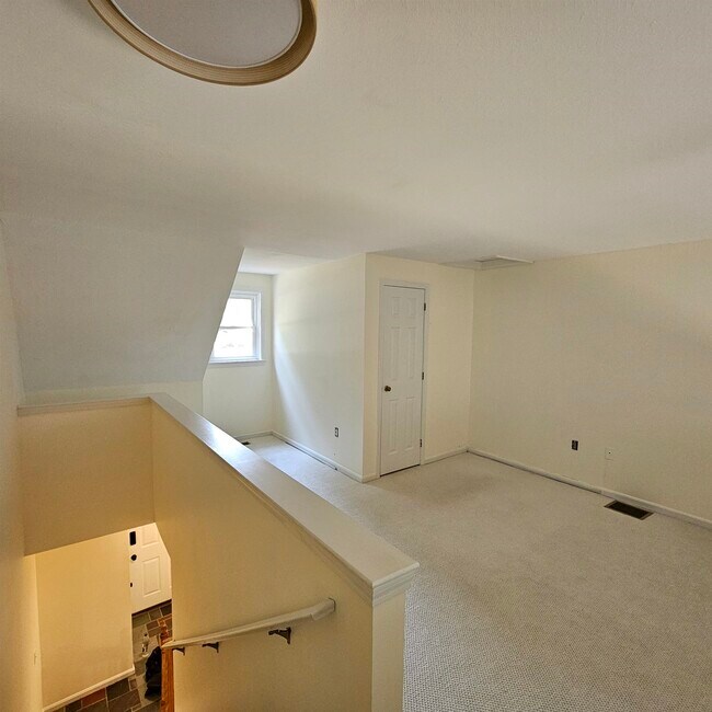 Building Photo - 8 Balmoral Dr