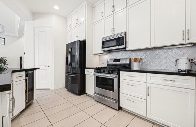 Building Photo - 1531 Woodbend Park W