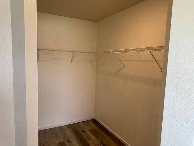 Building Photo - 4 bedroom 2.5 bathroom almost-new house in...