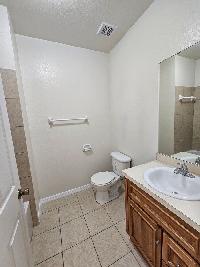 Building Photo - 2/2 ( Eagle Trace) Charming, updated townhome