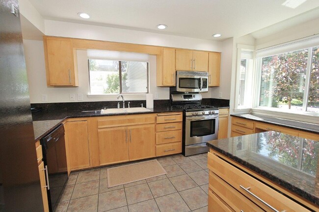 Building Photo - Premier End-Unit Condo in River Run