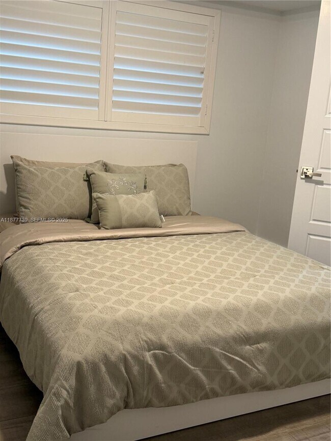 Building Photo - 3231 Salzedo St