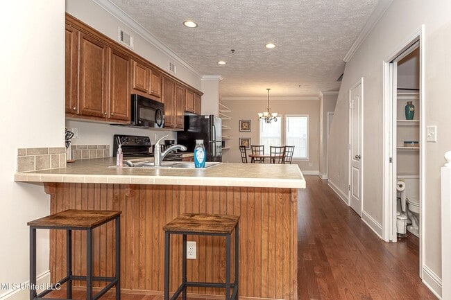 Building Photo - 611 Peach St