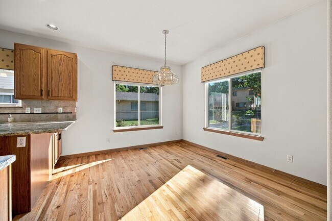 Building Photo - 1075 Yank St