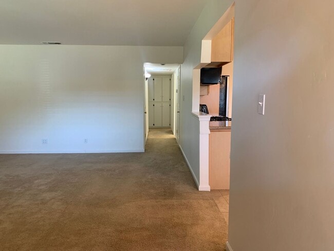 Building Photo - 3 bedroom 2 bath home with HUGE yard in Orangevale