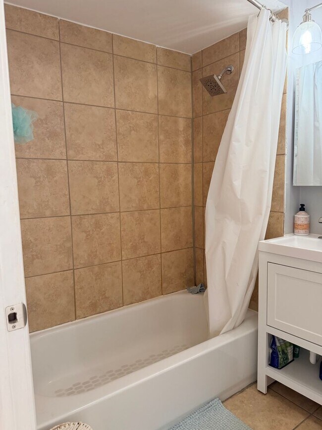 Building Photo - Sun-Drenched Logan Square Studio | 1 Block to California Blue Line