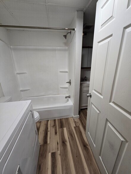 Building Photo - 721 E 8th St