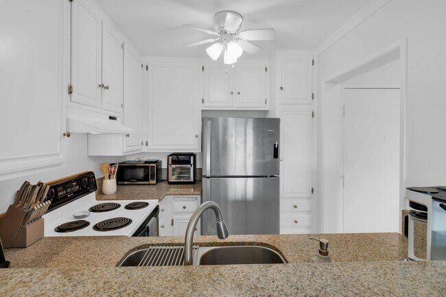 Building Photo - 6924 Hyde Park Dr