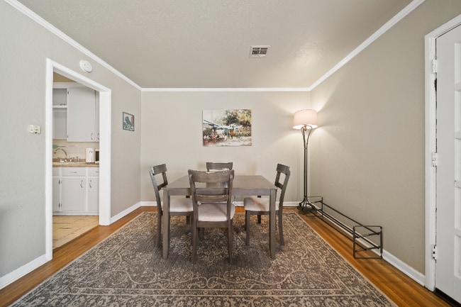 Building Photo - 1206 Oakwood Dr
